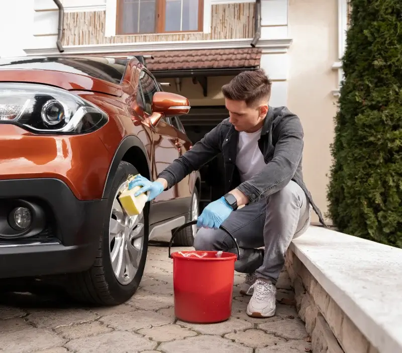 Lavage auto à domicile Cuzac : professionnel intervenant sur un véhicule
